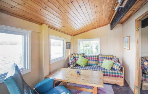 Three-bedroom Holiday Home In Borgstena