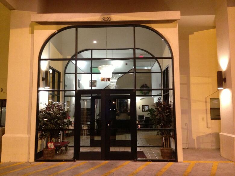 Hotel Brentwood Inn & Suites