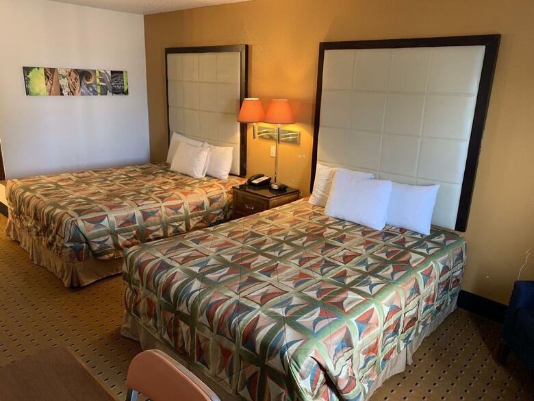 Hotel Brentwood Inn & Suites