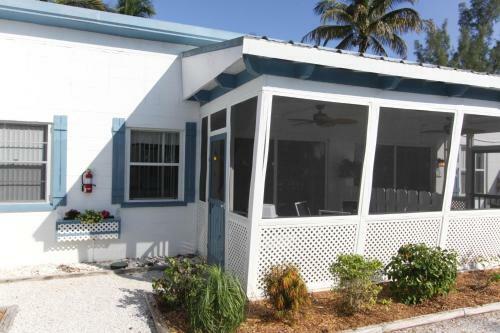Tropical Winds Beachfront Motel And Cottages