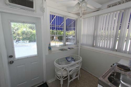 Tropical Winds Beachfront Motel And Cottages