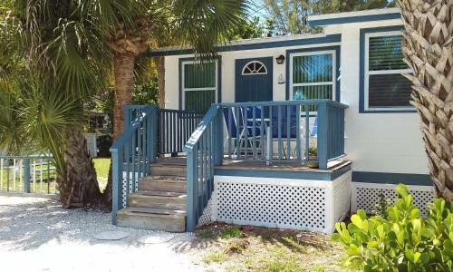 Tropical Winds Beachfront Motel And Cottages