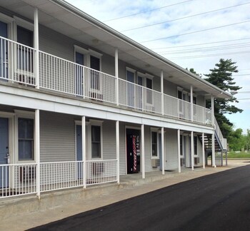 Hotel Travelers Suites