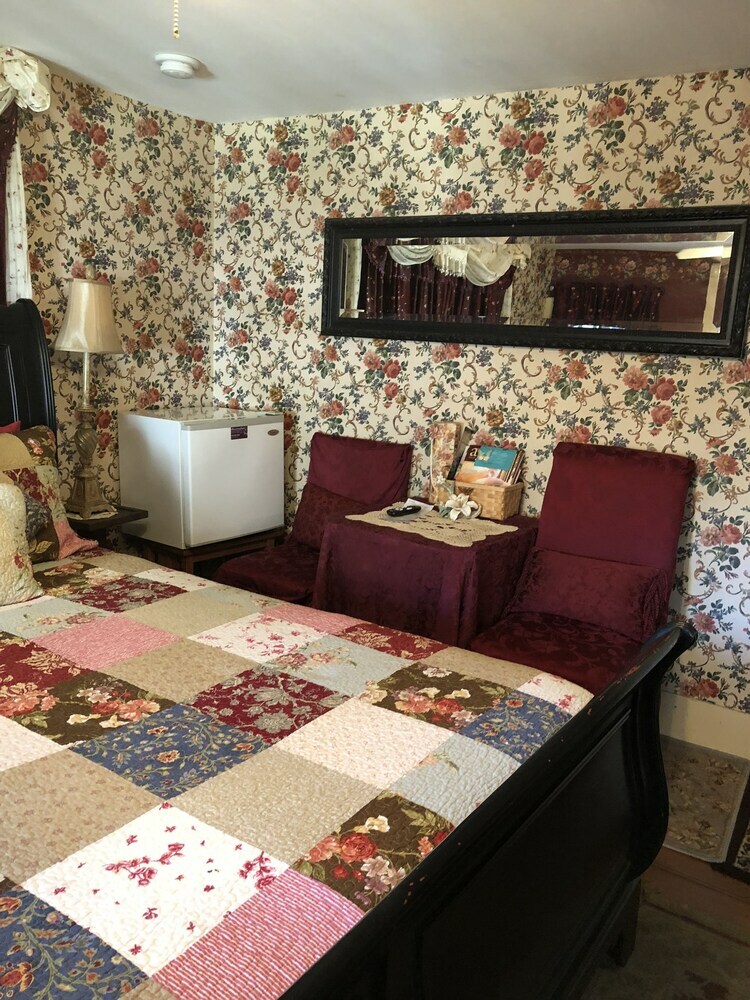 Bed & Breakfast All Seasons Inn