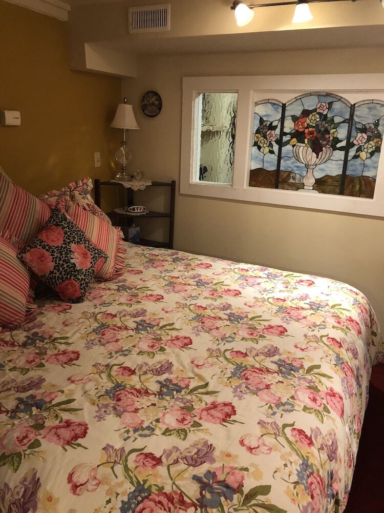 Bed & Breakfast All Seasons Inn