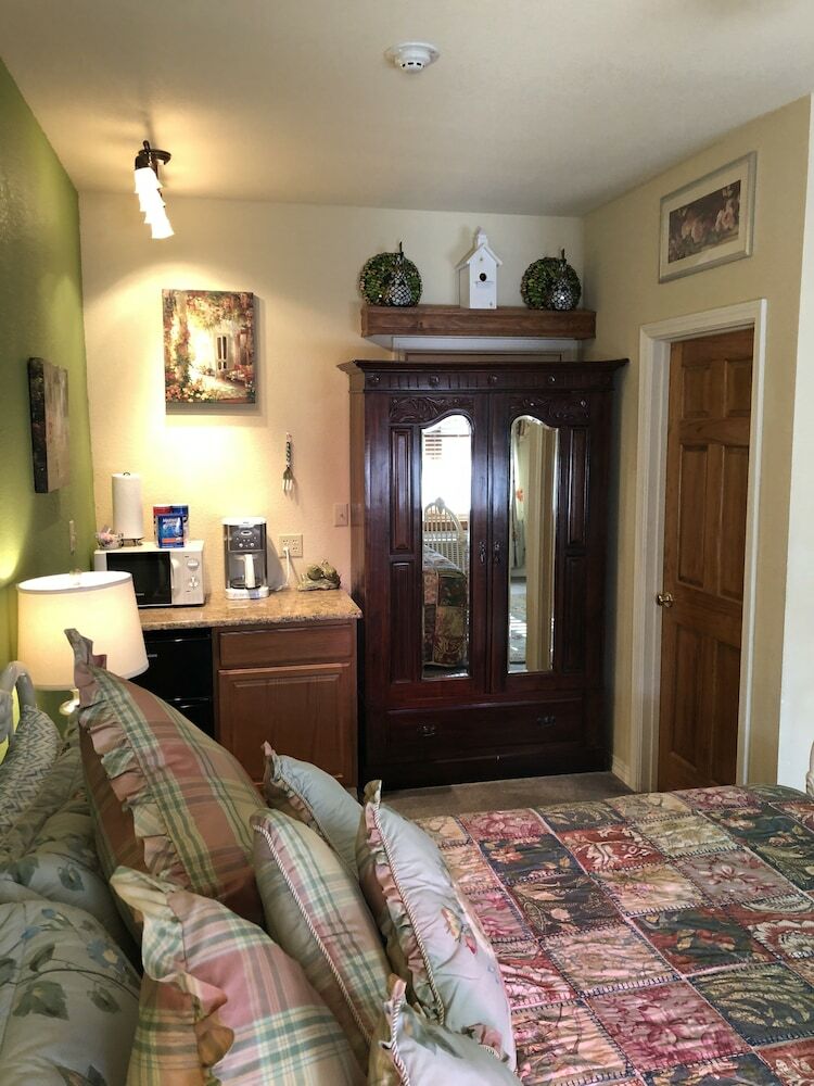 Bed & Breakfast All Seasons Inn