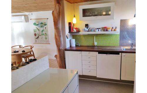Three-bedroom Holiday Home In Allingabro