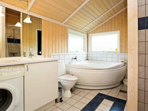 Three-bedroom Holiday Home In Asn�s 1