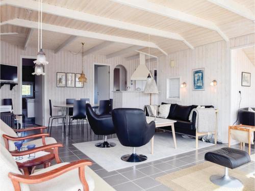 Three-bedroom Holiday Home In Bjert