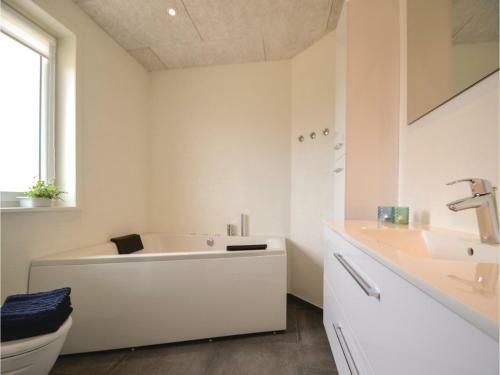 Four-bedroom Holiday Home In Hvide Sande