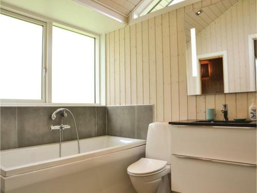 Three-bedroom Holiday Home In Dronningmolle