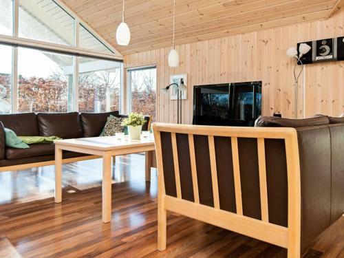 Five-bedroom Holiday Home In Ebeltoft 2