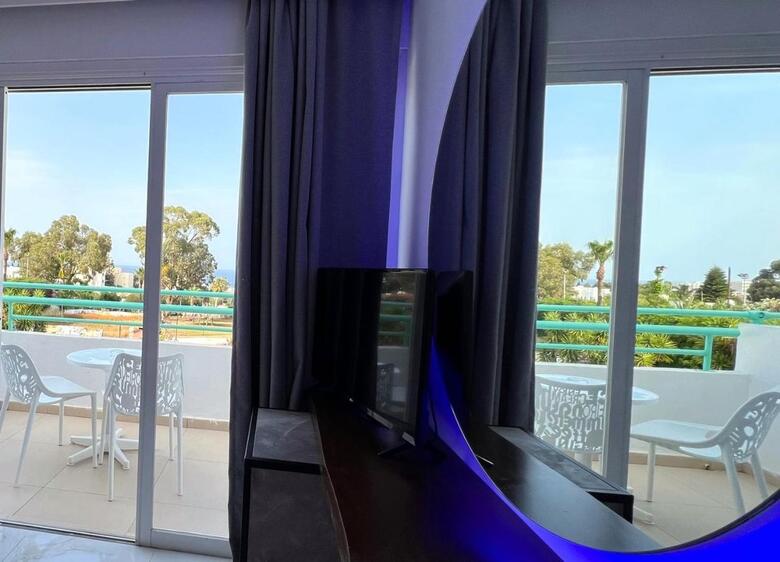 Hotel Adelais Bay