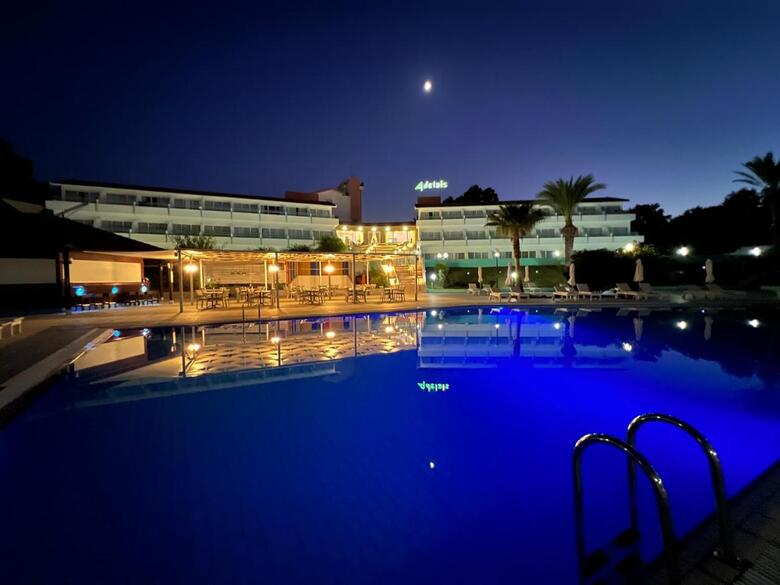 Hotel Adelais Bay