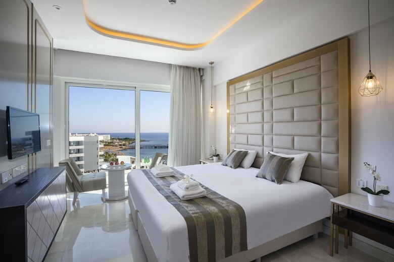 Constantinos The Great Beach Hotel(.)