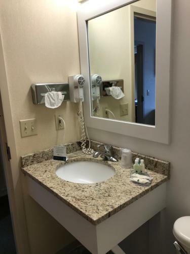 Hotel Brookshire Inn And Suites