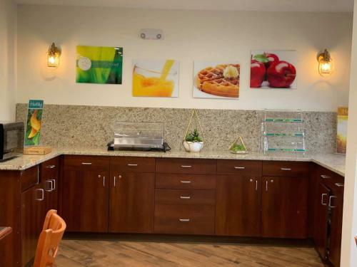 Hotel Brookshire Inn And Suites