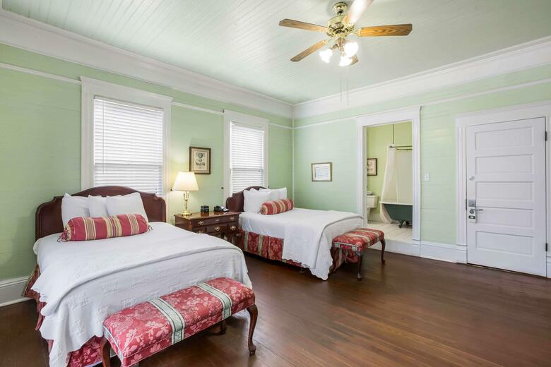 Bed & Breakfast Coombs Inn And Suites