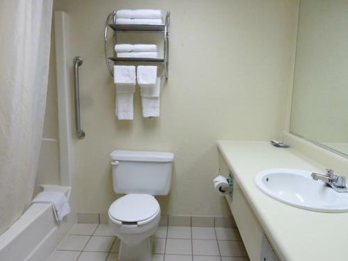 Hotel Katahdin Inn & Suites