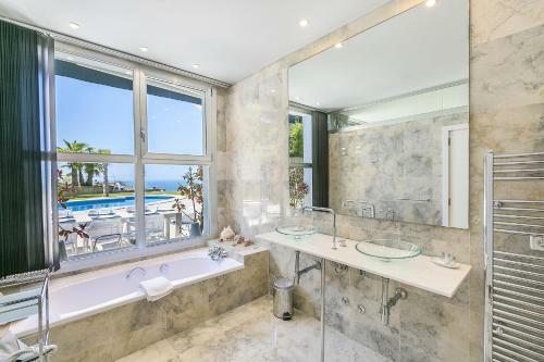 Villa Bay Blue, By Priority