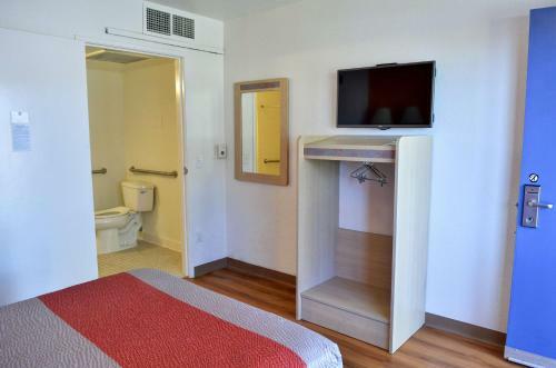 Motel 6 Gustine