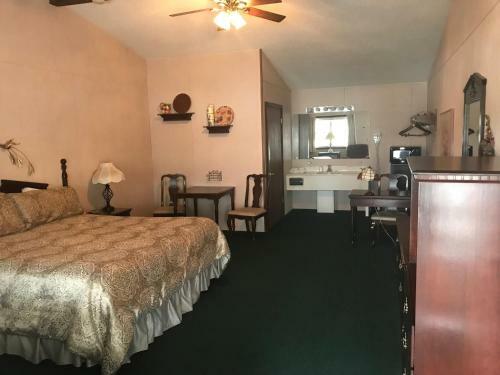 Longhouse Lodge Motel