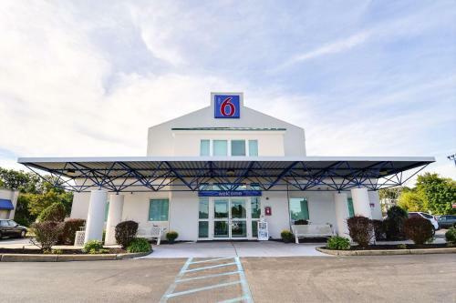 Motel 6 Tewksbury