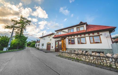 Hostal Hotel Tatrania