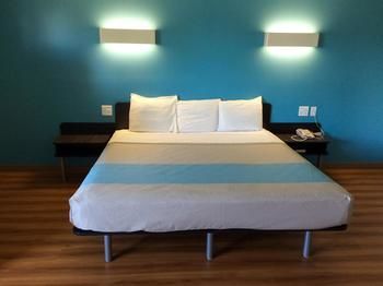 Motel 6 Rothschild