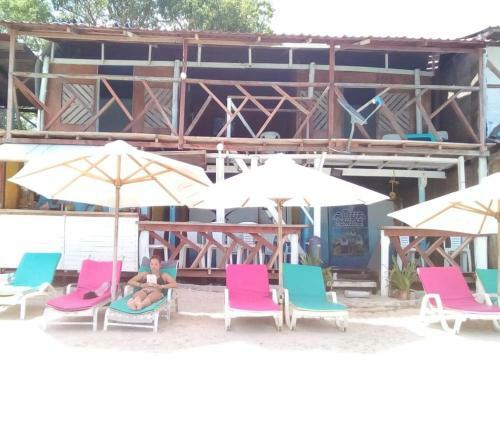 Hostal Cabanas Black And White
