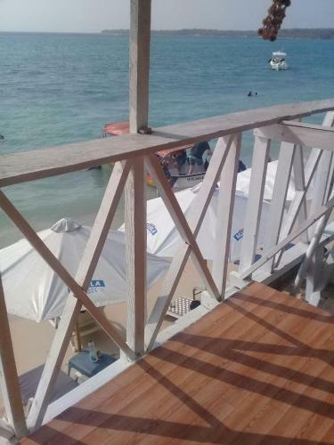 Hostal Cabanas Black And White