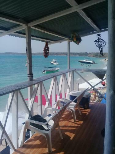 Hostal Cabanas Black And White