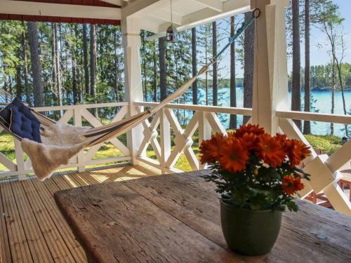 Holiday Home Mustalahden Makasiini