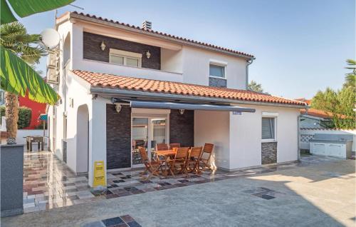Three-bedroom Holiday Home In Vodnjan