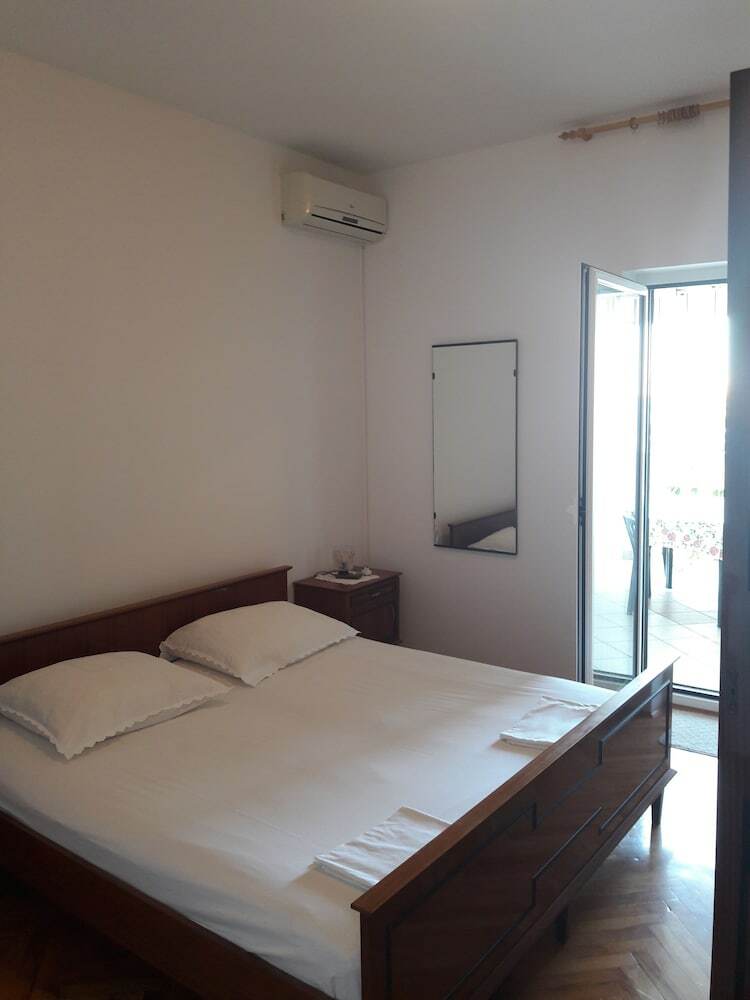Apartments Metajna X
