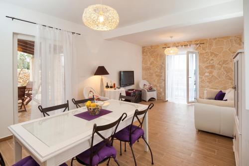 Milna Villa Sleeps 6 Pool Air Con Wifi