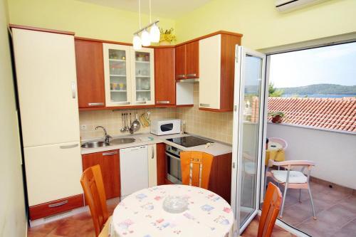 Apartments With A Swimming Pool Milna (brac) - 5651