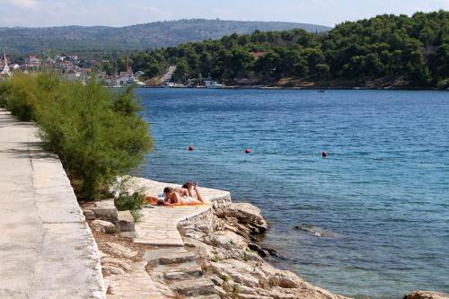Apartments With A Swimming Pool Milna (brac) - 5651