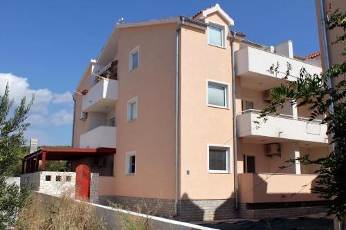 Apartments With A Swimming Pool Milna (brac) - 5651