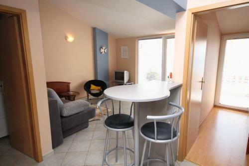 Apartments By The Sea Pisak (omis) - 1070