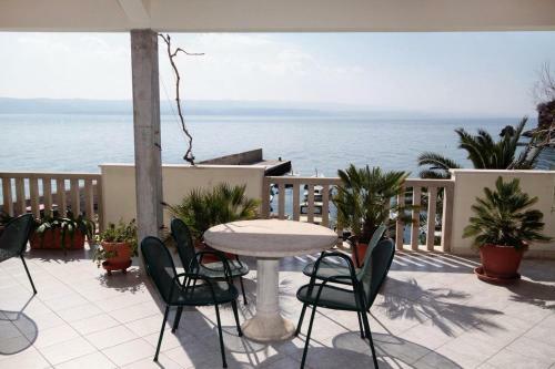 Apartments By The Sea Pisak (omis) - 1070