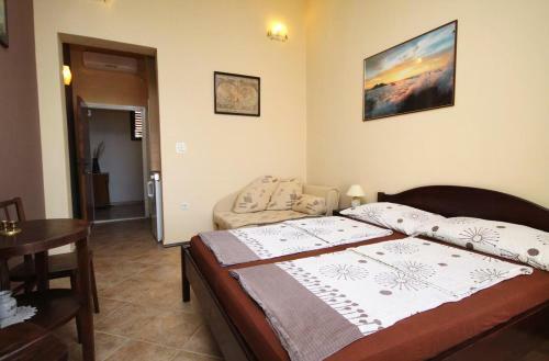 Apartments By The Sea Pisak (omis) - 1070