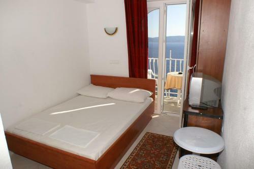 Apartments With A Parking Space Pisak (omis) - 4281