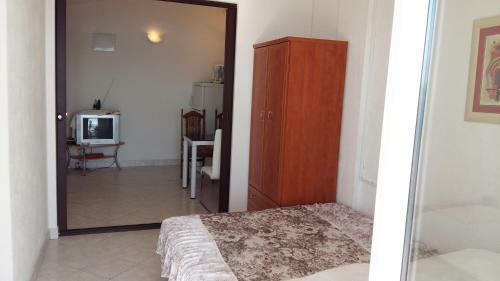 Apartments With A Parking Space Pisak (omis) - 4281