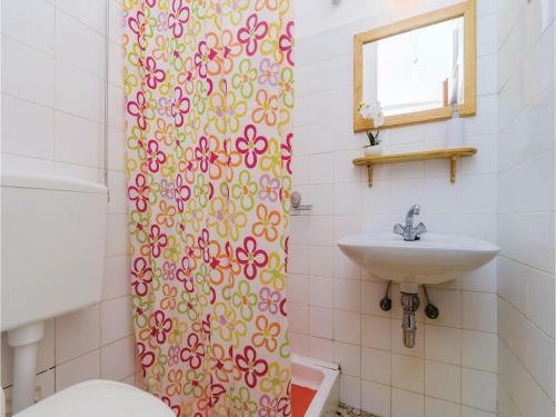 Eight-bedroom Holiday Home In Molunat