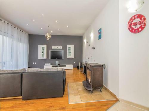 Three-bedroom Apartment In Mravince