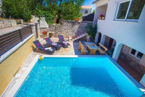 Comfortable Villa Kris With Pool In Mrgani