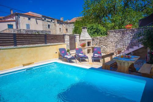 Comfortable Villa Kris With Pool In Mrgani
