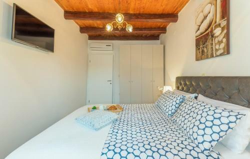 Comfortable Villa Kris With Pool In Mrgani