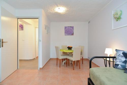 Apartments Orange 669